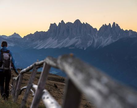 Una donna che fa un'escursione sull'Alpe di Velturno